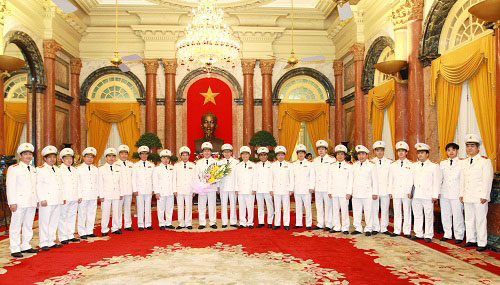 Lãnh đạo Bộ Công an tặng hoa chúc mừng đồng chí Trần Đại Quang