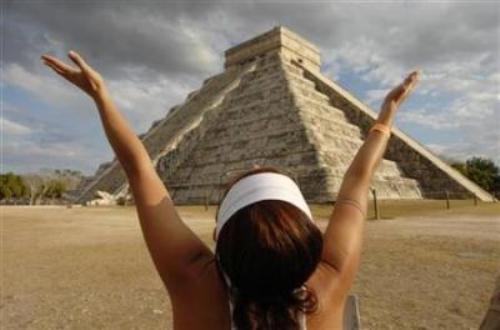 Một người phụ nữ đứng trước một kim tự tháp của người Maya cổ đại ở Mexico - Ảnh: Reuters 