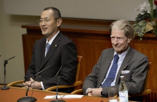 Nhà khoa học Shinya Yamanaka (Nhật) và John Gurdon (Anh) đoạt giải Nobel Y học 2012 - Ảnh: AFP