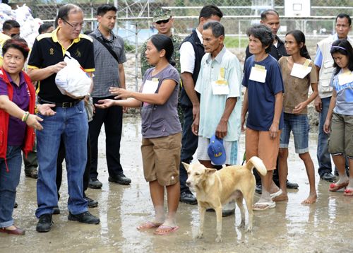 Tổng thống Philippines trao thực phẩm cứu trợ cho người dân - Ảnh: AFP