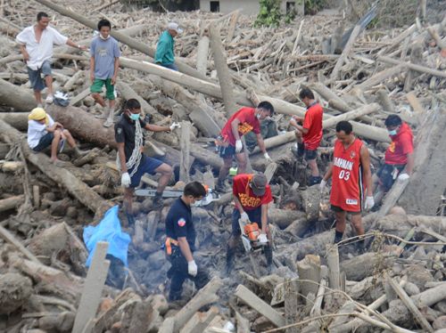 Tổng thống Philippines trao thực phẩm cứu trợ cho người dân - Ảnh: AFP
