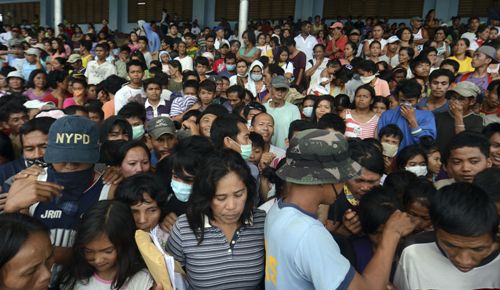 Tổng thống Philippines trao thực phẩm cứu trợ cho người dân - Ảnh: AFP