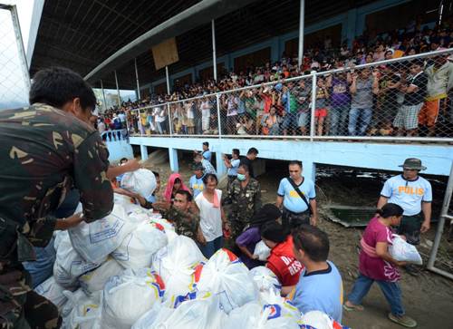 Tổng thống Philippines trao thực phẩm cứu trợ cho người dân - Ảnh: AFP