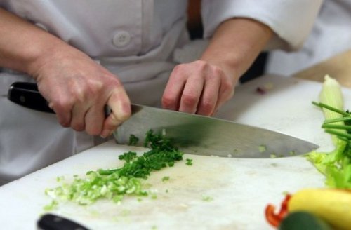 Các nhà khoa học khuyên người làm bếp nên rửa dao sau mỗi lần dùng để tránh virus lây lan - Ảnh: AFP