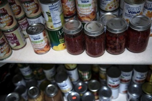 Thực phẩm trữa sãn tại căn hầm trong nhà ông Blevins - Ảnh: AFP