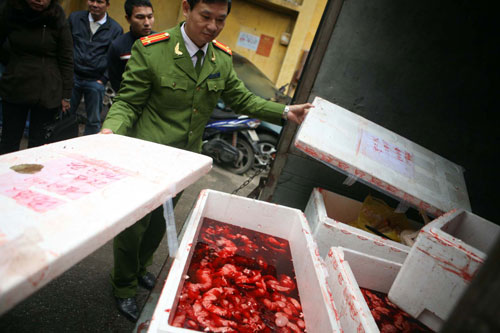 Bắt xe tải chở lòng lợn, chân gà Trung Quốc ngâm hóa chất