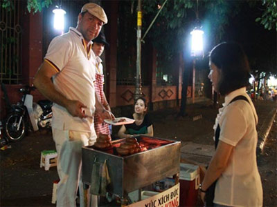 Người Đức bán xúc xích trên vỉa hè Sài Gòn