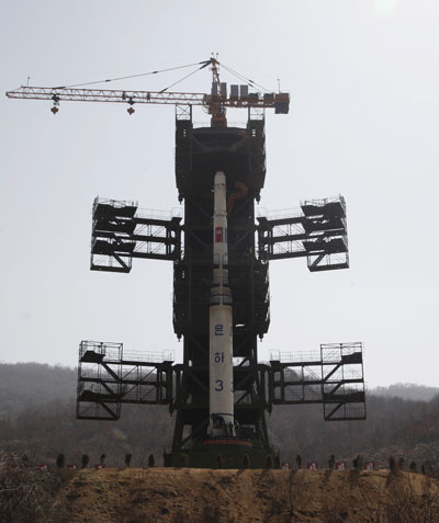 Triều Tiên “hoàn tất lắp đặt tên lửa vào bệ phóng”