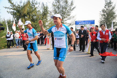 Kỷ lục gia chạy marathon k&yacute; tặng s&aacute;ch