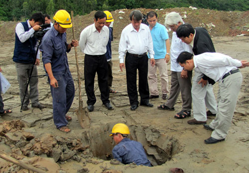 Kiểm tra việc phục hồi môi trường mỏ sắt Phong Hanh