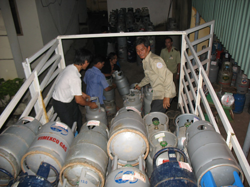 Chi cục QLTT Đồng Nai kiểm tra một cơ sở sản xuất gas giả