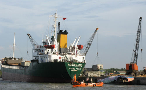 Một tàu nước ngoài bốc dỡ hàng tại cảng Cái Cui 