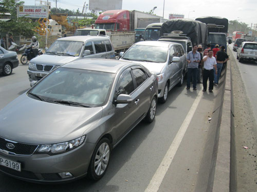 Bốn ô tô tông nhau, Xa lộ Hà Nội kẹt xe 3km