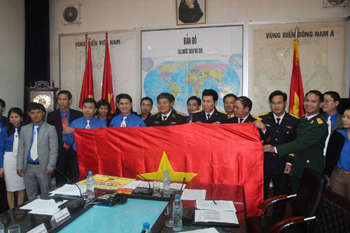 Tuổi trẻ Vĩnh Phúc tặng 1000 cờ tổ quốc cho bộ đội Trường Sa