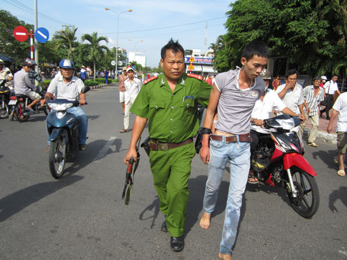 Phóng viên Thanh Niên bắt nóng nghi can trộm xe máy