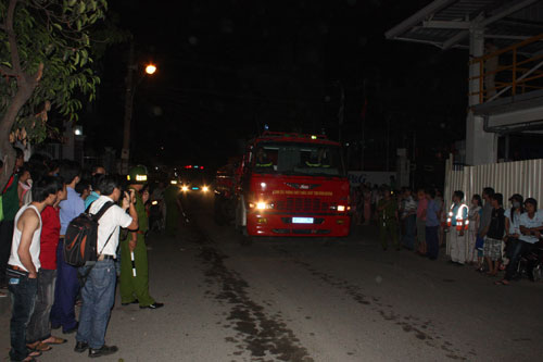 Hàng chục xe cứu hỏa của Công an thị xã Thuận An
            và các xe bồn chở nước của Công ty Becamex được điều động