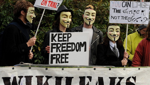 Julian Assange; binh nhì Bradley Manning; tin tình báo; Stratfor; nhóm tin tặc Anonymous; WikiLeaks
