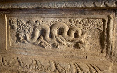 Rồng trên bệ đá chùa Thầy (Sài Sơn, Quốc Oai, Hà Nội)