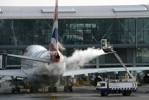 Làm sạch tuyết máy bay ở sân bay Heathrow, Anh