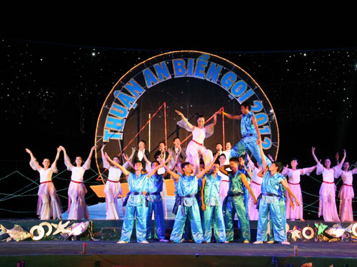 Một trong những tiết mục nghệ thuật đêm khai mạc Lễ hội “Thuận An biển gọi 2012” 