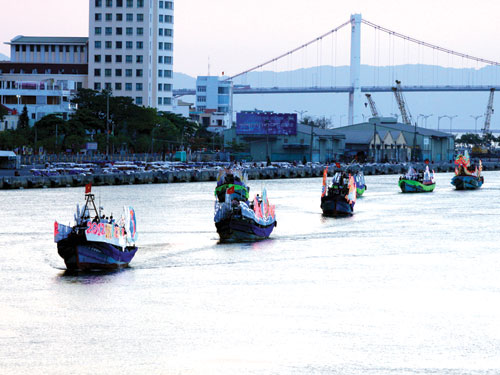 Đoàn thuyền hoa diễu hành trên sông Hàn khai màn sự kiện Cuộc thi pháo hoa quốc tế 