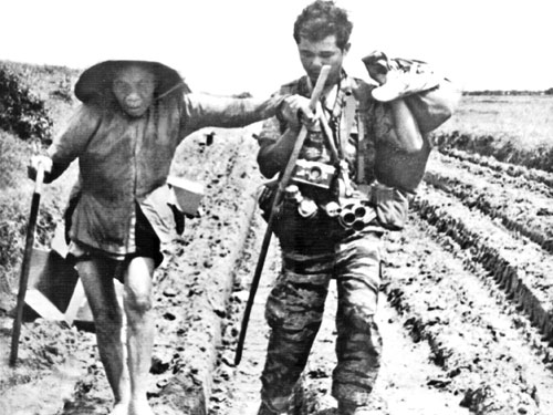 ông Trần Văn Ba đang dìu bà mẹ chạy từ Quảng Trị vào Huế năm 1972