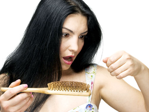 Mất cân bằng dinh dưỡng khiến tóc dễ gãy rụng