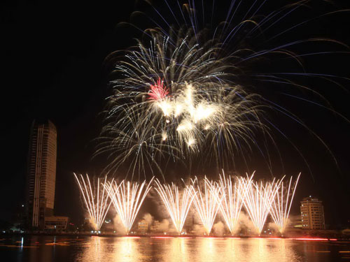 Khai tiệc pháo hoa bên sông Hàn