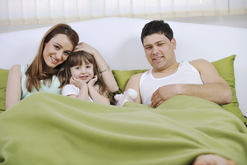 Trẻ ngủ chung với cha mẹ, khó béo phì