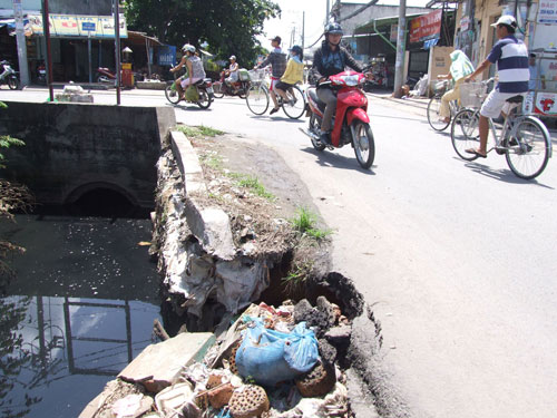 Sạt lở đường gây nguy hiểm cho người đi đường