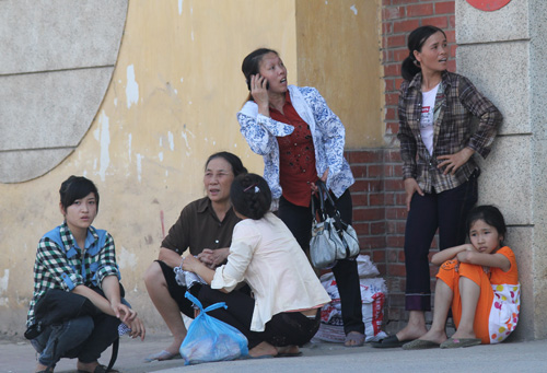 Lên Hà Nội chơi trong mấy ngày nghỉ lễ, những người phụ nữ này vạ vật ngồi đợi trên đường Khuất Duy Tiến để đón xe về Nam Định