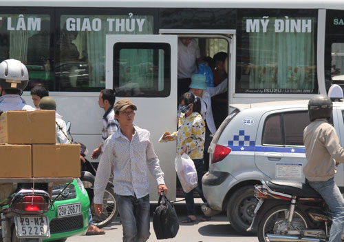 khiến các “thượng đế” phải đi bộ len lỏi giữa làn xe