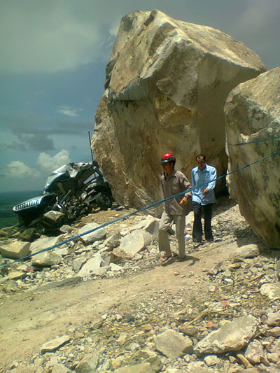 Hiện trường vụ tai nạn đá rơi trúng xe ở núi Cấm 