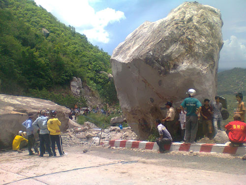 Hiện trường vụ tai nạn đá rơi trúng xe ở núi Cấm - Tảng đá