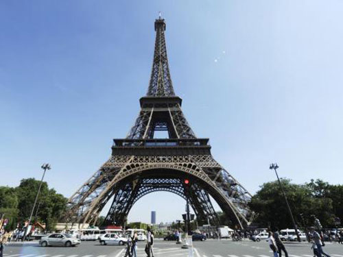 Tháp Eiffel - Phụ nữ Mỹ thích "mây mưa" trên tháp Eiffel