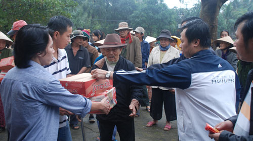 Nhóm tình nguyện gồm những kiến trúc sư ở khắp mọi miền đất nước về tặng quà cho các bệnh nhân làng Vân - Thế giới người phong