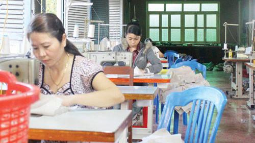 Thế giới người phong - Xưởng may nhỏ của chị Loan ở làng phong Quy Hòa