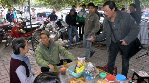 Phim truyền hình thời mì ăn liền - Đạo diễn Khải Hưng (bìa phải) chỉ đạo diễn xuất trong bộ phim Về quê