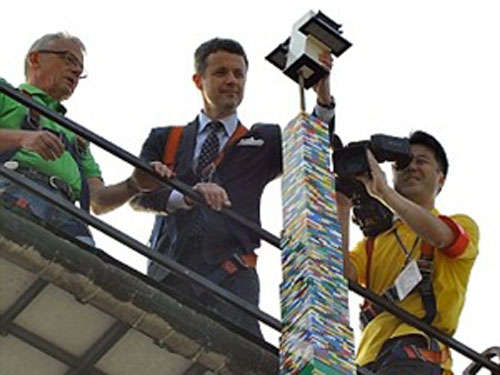 Hoàng tử Frederik đặt mảnh ghép cuối cùng ở trên đỉnh cao nhất của tháp Lego - nd1