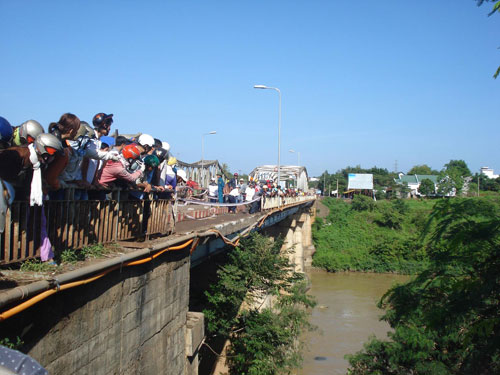 Xe khách đâm gãy lan can cầu Srêpôk, 34 người thiệt mạng