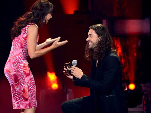 Màn cầu hôn xúc động trên sân khấu American Idol - nd