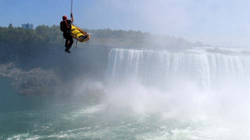 Sống sót sau khi lao xuống thác Niagara - nd