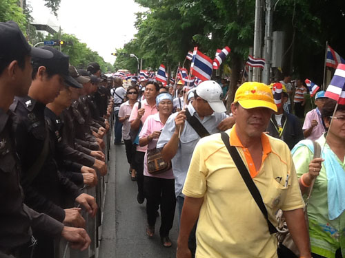 Áo vàng bao vây quốc hội Thái Lan - 2