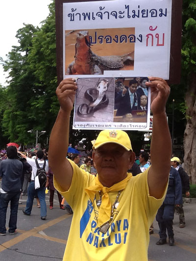 Áo vàng bao vây quốc hội Thái Lan - 1