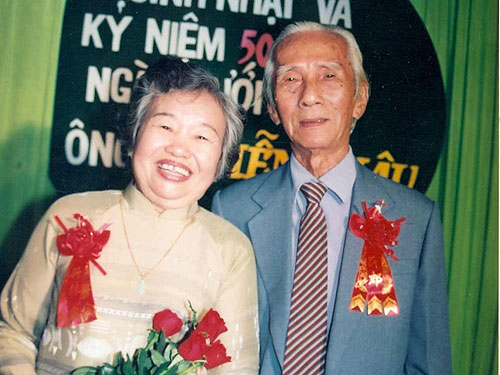 Gã si tình nặng nghiệp cầm ca: Nửa thế kỷ ân tình - NSNNSND Viễn Châu và vợ trong lễ kỷ niệm 50 năm ngày cưới  - 2