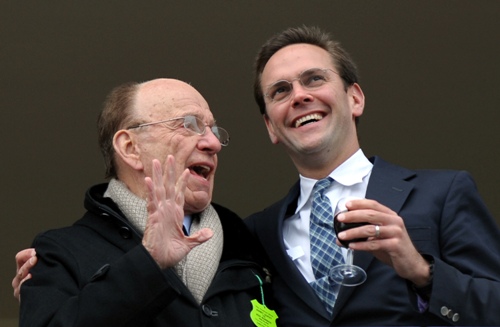 Trùm truyền thông Rupert Murdoch và con trai