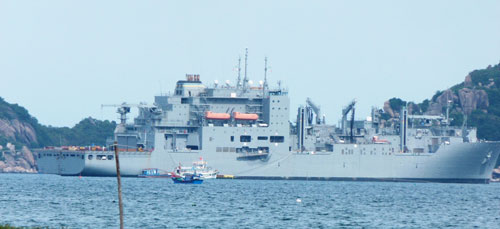 Tàu hải quân Mỹ sửa chữa tại Cam Ranh