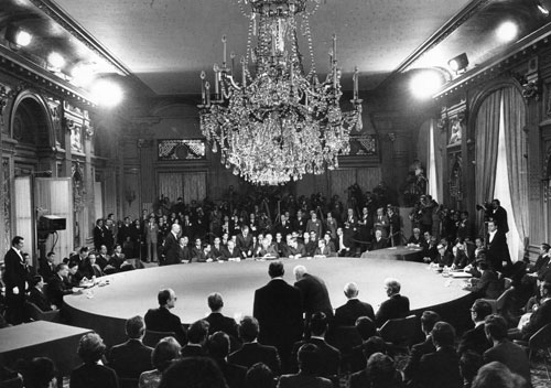 Cái bàn trong Hội nghị Paris