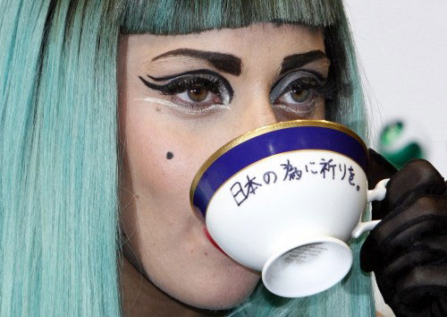 75.000 USD cho ly trà có dấu son môi của Lady Gaga