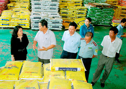 Thứ trưởng Nguyễn Thị Xuân Thu (bìa bên trái) kiểm tra Công ty thức ăn chăn nuôi Tom King 1